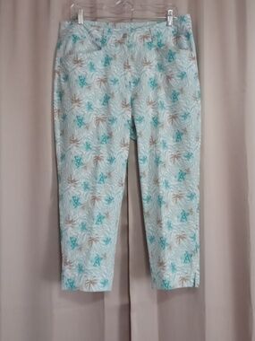 Daily Sports Green Palm Tree Geo Stretch Blend Golf Capri Pants, Pockets